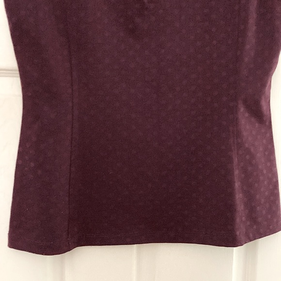 Sleeveless fitted tank top. - Picture 5 of 5